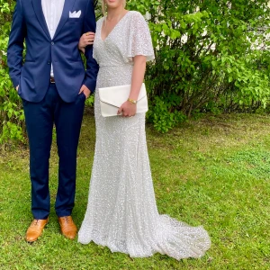 Balklänning  - Kollar intresset på min balklänning från asos stl 34. Så himla fin älskar den💕😍 Använd 1 gång, tvättad som ny🩷