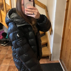 Peak performance vinterjacka  -  Är sugen på att sälja min jacka! Super skön och har aldrig frusit i den!!! Den är i L men passar mig som har S, kan även ha hoodie och sånt i! Skriv bud eller frågor 
