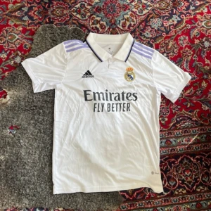 Real Madrid fotbollströja - Säljer en real Madrid Jersey i storlek S. Kontakta mig för övriga frågor😊