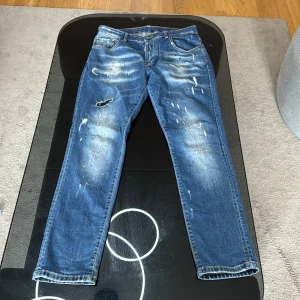 DEAD CATEN DSQUARED2 - Nyskick andvända 2-3 gånger. Storlek: 54