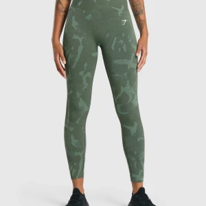 Gymshark camouflage tights med scrunch! - Säljer mina gymshark tights då dom inte kommer till användning!  Kontakta gärna vid frågor eller fler bilder☺️!