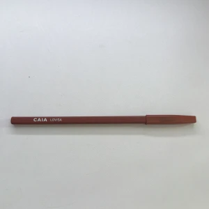 CAIA Läppenna -  Säljer min jättefina läpppenna i färgen Lovisa från  CAIA. Prövat den en gång men märkte att färgen var fel till mig. 