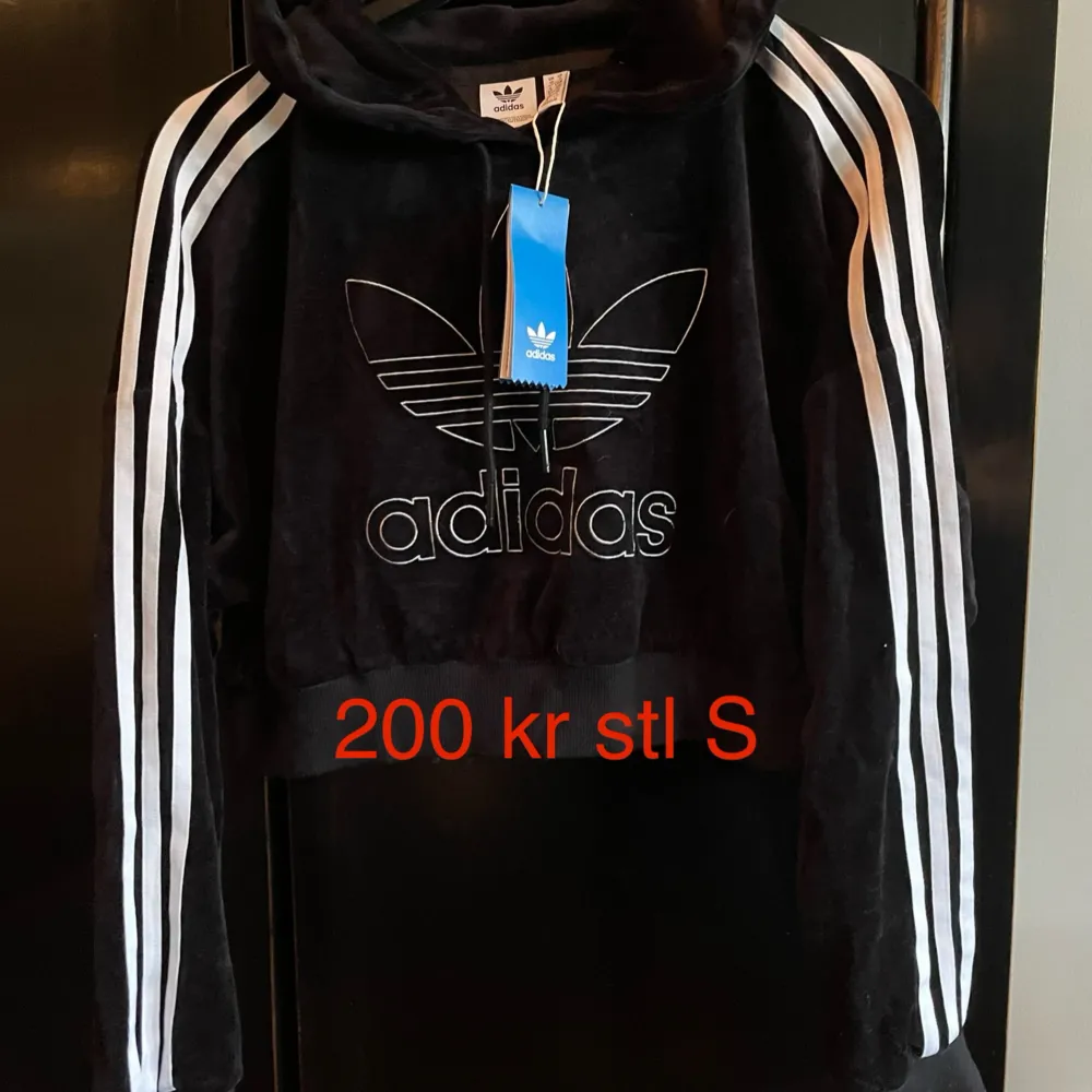 Ny med lapp svart Adidashoodie i velour/plysh i stl S. Crop top/magkort. Hoodies.