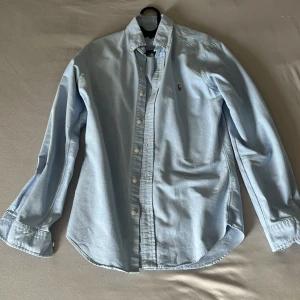 Ralph lauren skjorta  - Ralph lauren skjorta herr, ljusblå. Nypris 1499kr, inge skador eller märken. Storlek S.   Kan fraktas!