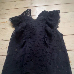 Spetstopp - Säljer denna superfina topp från zara, den finns inte att köpa från zara längre säljer för 250kr men pris kan diskuteras 