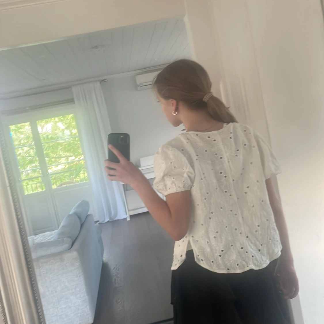 Jag säljer en vit blus med små hål i - 91