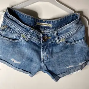 Lägger ut en intressekoll på mina lågmidjade jätte snygga jeansshorts som är köpta utomlands!💞