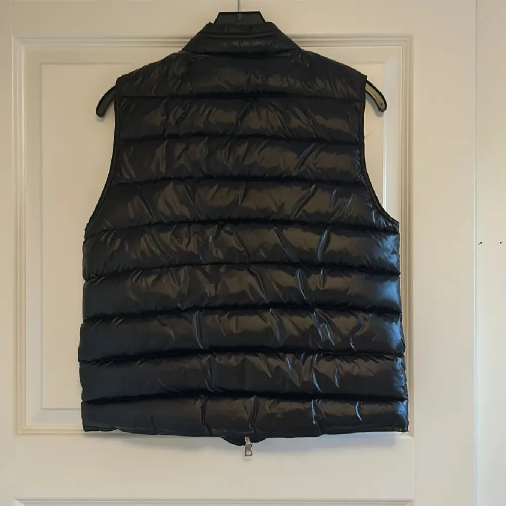 Säljer min begagnade 1:1 moncler gui väst i bra skick bortsätt från en ”fläck” under märket (se bild 1) i strl 1 (xs)💫 Varan fraktas endast med postnord💙 Skriv om ni har några funderingar🍾🍾. Tröjor & Koftor.