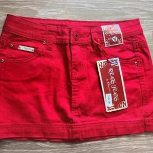 Jeans kjol - Röd jeans kjol bra skick inga defekter aldrig använd prislapp finns kvar, mått i bilderna
