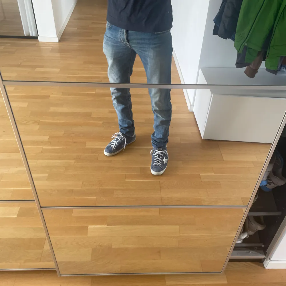 Säljer ett par feta Cohëns i 8/10 skick. Nypris över 5000. Modellen är 622 vilket är slim fit. Kom privat för fler frågor!. Jeans & Byxor.