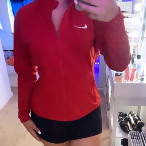 Nike kofta - Använder inte längre och den passar lite för stor på mig. 🫶🏻