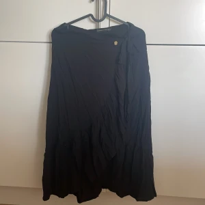 Kjol  - Midikjol omlott, från Gekås Pernilla Wahlgrens kollektion! Finns knappar på insidan med flera olika ”nivåer” så man kan välja själv hur tight den ska vara i midjan 💖