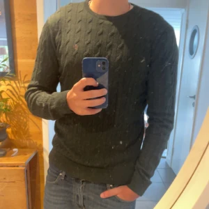 Morris merino ull tröja  - Fräsch stickad Morris Tröja i 9/10 skick, perfekt till sommarkvällar, tröjan har inga defekter, hör av er vid fler frågor ny pris 1800kr mitt pris= 600kr