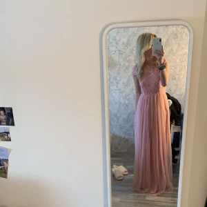 Balklänning  - Säljer en jätte fin rosa balklänning. Köpt för 1200 och nästan aldrig använd. Passar nån som är upp till 168 och nedåt. Storlek 34/36