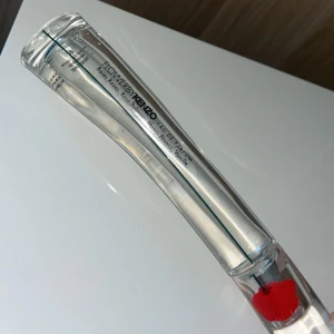 Flower by knezo  - Flower by kenzo 50 ml ungefär halva kvar, köpt för 1,200 säljer för 150💞