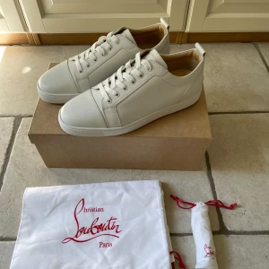 Christian Louboutin  - Louis junior flat  Strl 45 Helt nya  De på bilderna är de som ingår  Säljs för 4000kr BVSA  