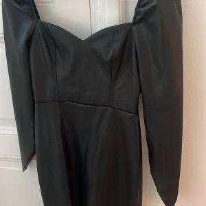 Skinn klänning  - Skinn klänning från Nelly. Puffärmar. Helt ny med lapp. Nypris 499