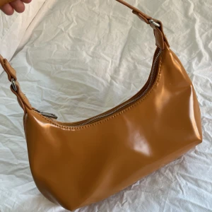 Väska Gina Tricot - Orange väska från Gina, använd fåtal gånger.. 