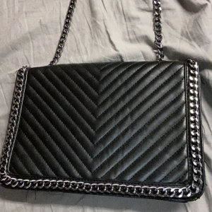 Väska  - Den är ganska stor,man får plats med ganska mycket,den är jätte bra skick den är inte trasigt någon stans