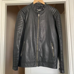 Skinnjacka från Jack&Jones  - Mycket bra skick och säljer den pga att den blivit för liten för pojkvännen. 