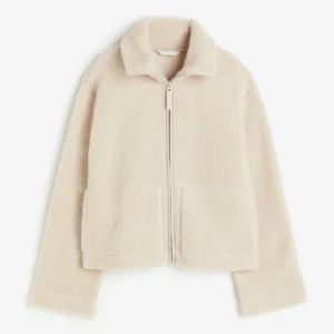 Teddy jacka från hm!! - Säljer min teddy jacka från hm för har liknande!! Superfint skick!! Kom med bud, start på 199kr💘💘 tryck INTE på köp nu