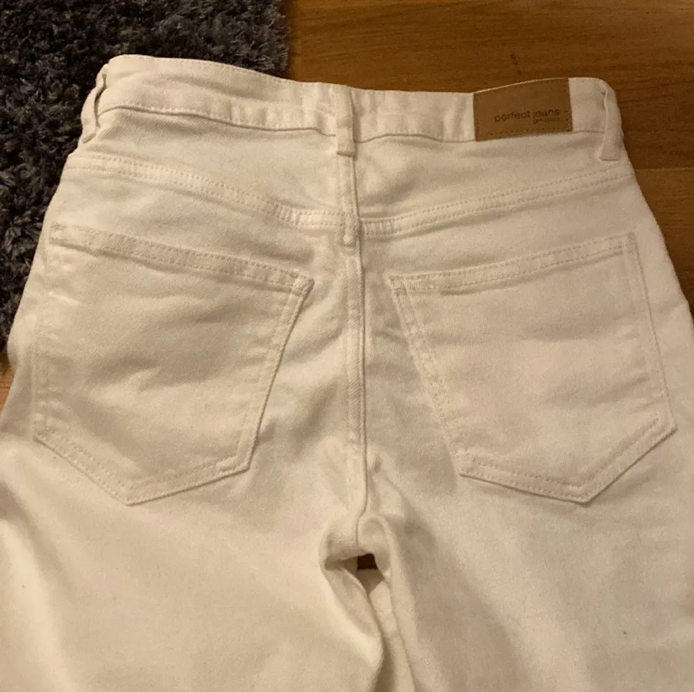 Vita full lengtj flare jeans med medelhög midja. Aldrig använd med lappen kvar!. Jeans & Byxor.