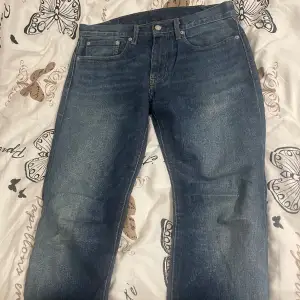 Levi jeans storlek 31/32. Säljer pågrund av att det inte passar mig. Använd nästan aldrig 1-2 gånger max. PRIS GÅR OCH DISKUTERAS