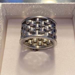 Säljer denna ring från Edblad, en äldre modell så den finns inte längre! 💗 Rengör noggrant innan den skickas iväg.