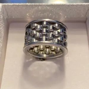 Säljer denna ring från Edblad, en äldre modell så den finns inte längre! 💗 Rengör noggrant innan den skickas iväg.