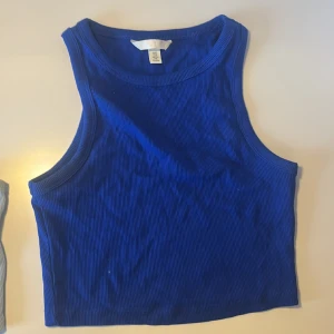 2 st linnen - Säljer dessa ljusblå och mörkblå linnena från Newyorker och H&M. Båda för 70kr eller 50kr styck.
