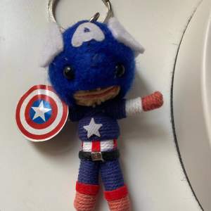 Captain America nyckelring, oanvänd  Frakt 16kr postas i kuvert 