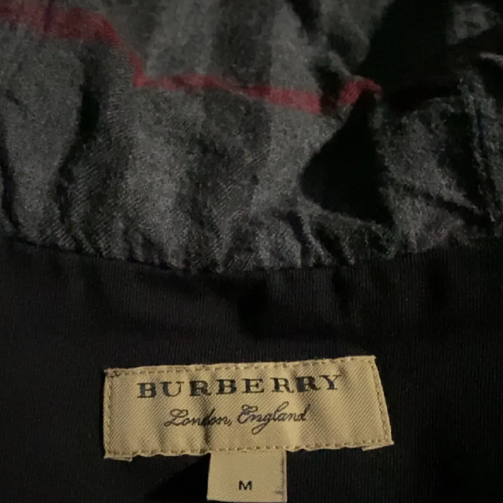Burberry tröja till salu, knappast använd och i bra skick (9/10). . Hoodies.