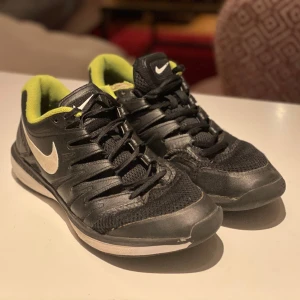 Tennisskor Nike - Riktigt grymma tennisskor. Finns en lite spricka i tyget och säljs därför billigt. Skorna är däremot fullt fungerande. Skriv vid ytterliga frågor.