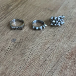 Edblad smycken!  - Någon som vill byta detta smycken från Edblad till guld, jag vill helst byta alla mot likadana guld men om ni inte har alla går det bra ändå! Den stora nit ringen är i storlek 18,50 den lilla nit ringen är i storlek 18,50 och mom ringen är i storlek 19,5