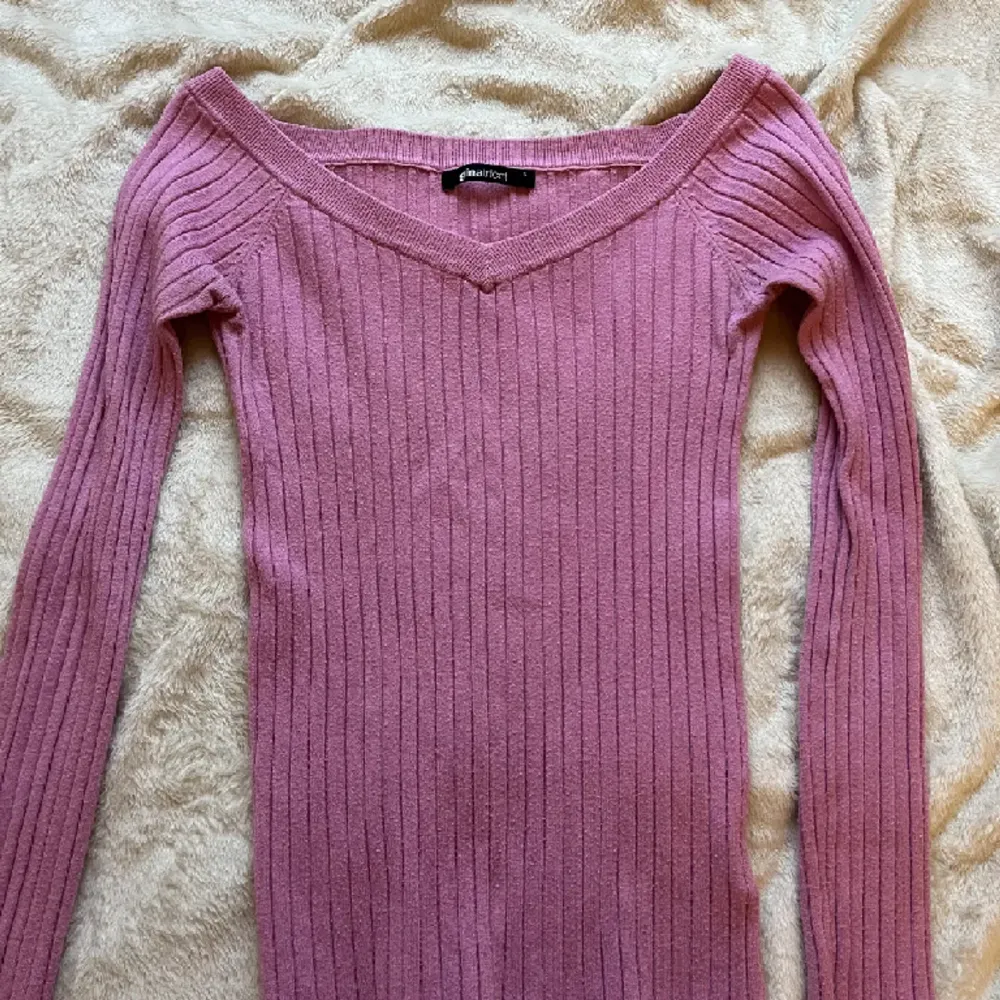 Långärmad rosa tröja från Gina Tricot, passar XS/S. 25kr . Tröjor & Koftor.