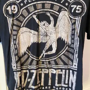 Oversized Medium Led Zeppelin T-shirt, inte min stil så säljer vidare. Inga defekter superfint skick, köpt från EMP. Nypris: 239:-