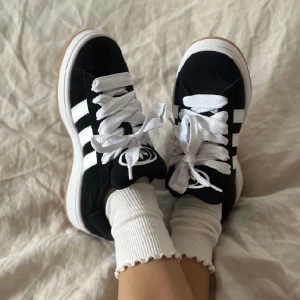 Adidas campus 00 - Super snygga och helt oanvända adidas campus 00 skor. Box medkommer samt svarta snören, de är helt nya och aldrig använda. Köpt för ca 2700 kr på miinto, skriv gärna för fler frågor🥰