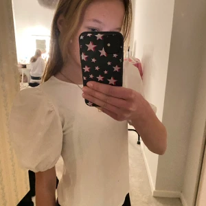 Puffärmad t shirt - Tshirt med puffar, lite genomskinlig!