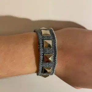 Blått jeans nitarmband som är super snyggt 