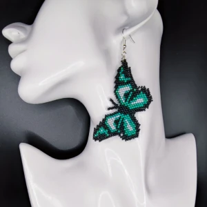 Handgjorda örhängen  - Min mamma tillverkar och designar egna smycken. Dessa är vävda i små glaspärlor. De är 7 cm långa. 