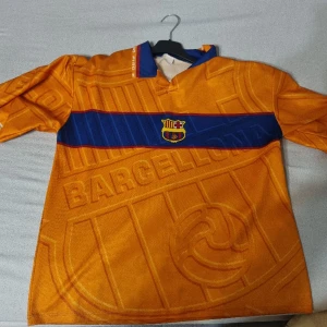 Figo tröja - En jätte fin gammal barca tröja(Figo tröja med nummer 7) 🧡 anledningen varför jag säljer är att den kommer aldrig till användning!! Skick 10/10⭐pris går allti att diskutera 