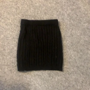 Stickad kjol - Svart stickad kjol från shein som jag aldrig använt. Kontakta mig på dm vid frågor och bilder om kjolen 