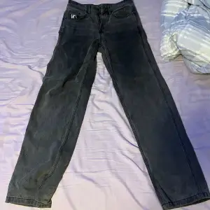 Hej säljer mina feta Karl Kani Baggy jeans i storlek XS eftersom de är inte riktigt min stil längre. Skick 9/10, Originalpris 839 kr. Dm för frågor och mer bilder!