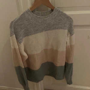 Supersnygg tjocktröja❤️❤️ - I storlek XS men passar även S❣️ kan skicka fler bilder hur den sitter på!