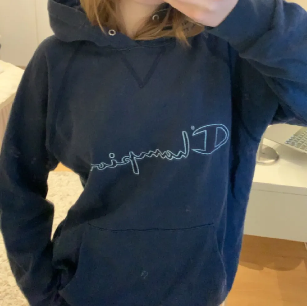 Jättefin marinblå hoodie från Champion💕 Säljs för att den inte används längre, kontakta mig för fler bilder, frågor och intresse!. Hoodies.