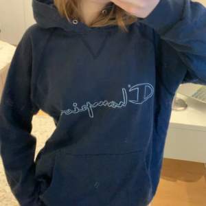 Jättefin marinblå hoodie från Champion💕 Säljs för att den inte används längre, kontakta mig för fler bilder, frågor och intresse!