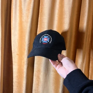 Vintage keps  - Vintage keps! Väldigt bra Cond:) bra passform! Dm vid frågor:)