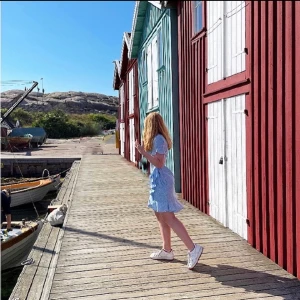 Supersöt blå klänning med volanger! - En väldigt söt sommarklänning med en lite ljusare blå färg och vita prickar🩵Köpt för 500 kr men säljer för 400 kr. Klänningen är bara använd väldigt få gånger🍾
