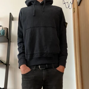Stone Island Hoddie - Stone island hoddie i storlek M En mörkblå hoddie som jag köpte förra året och nu växt ur!
