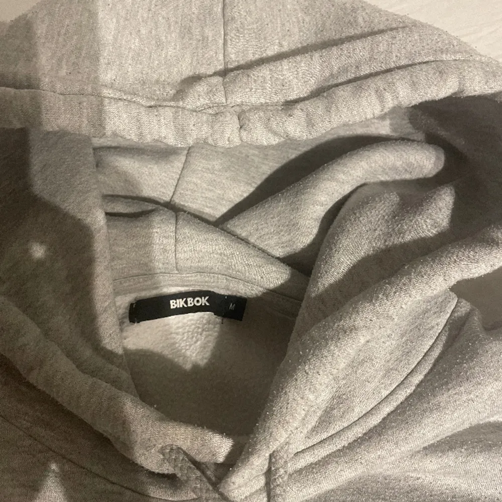 Helt vanlig grå hoodie köpt på bikbok för 300kr. Köp via köp nu funktionen . Hoodies.